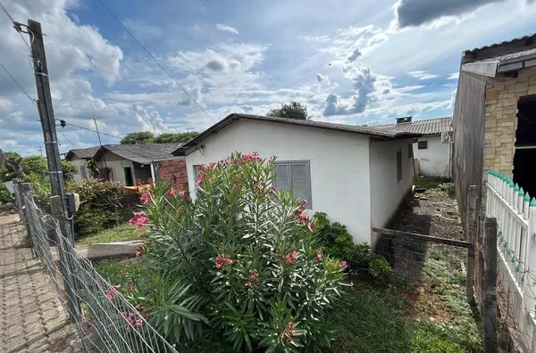 CASA COM QUIOSQUE/GARAGEM  PRÓXIMO DO COMÉRCIO DA SANTA TECLA