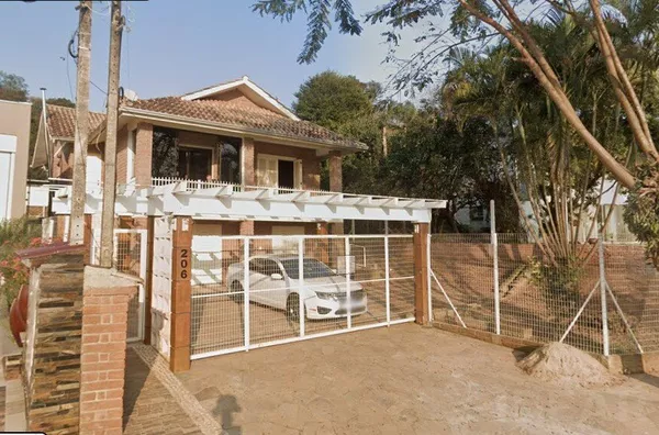 CASA COM POSSIBILIDADE PARA DUAS FAMÍLIAS INDEPENDENTES