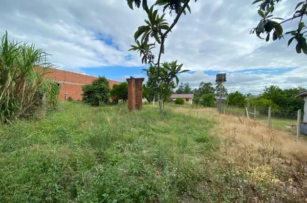 TERRENO DE 1300m² COM MUITO ESPAÇO E GRANDE PÁTIO 