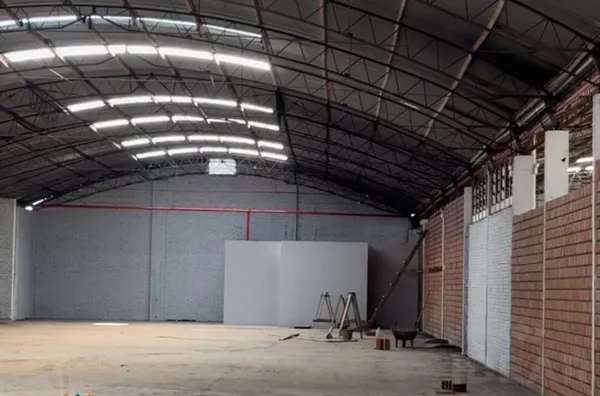 PAVILHÃO COMERCIAL 917 METROS QUADRADOS 