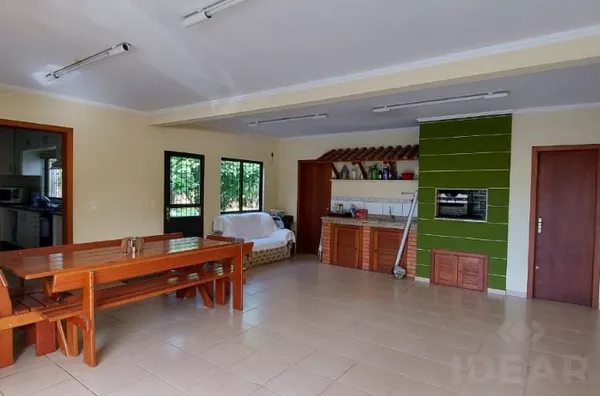 LINDA RESIDENCIA, COM MUITO VERDE, CONFORTO E ESPAÇO PARA TODOS