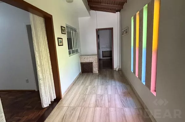 CASA COM PÁTIO ARBORIZADO, PISCINA E QUIOSQUE PARA RECEBER OS AMIGOS