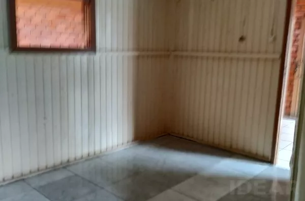 CASA MISTA COM TERRENO FECHADO E PÁTIO AMPLO NA FRENTE 