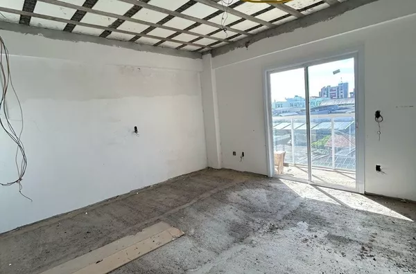 AMBIENTES AMPLOS, MUITO BEM LOCALIZADO E LINDA VISÃO DA CIDADE - Foto 7