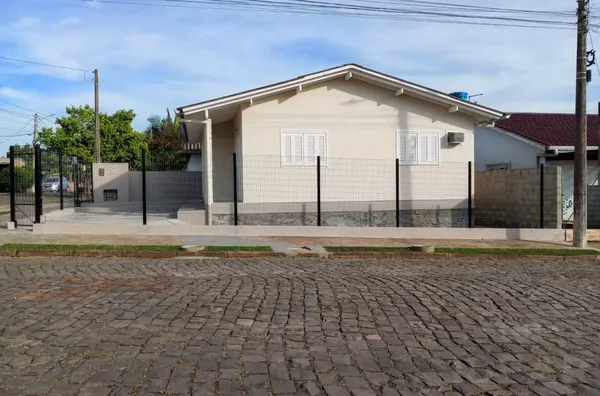 CASA EM EXCELENTE LOCALIZAÇÃO. CONFORTO PARA TODA A FAMÍLIA!
