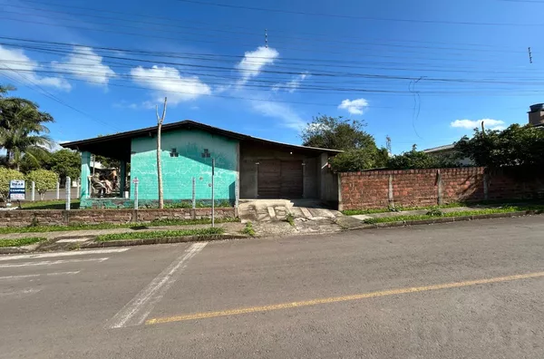 CASA NA CORONEL BRITO COM 2 DORMITÓRIOS E ÓTIMA LOCALIZAÇÃO