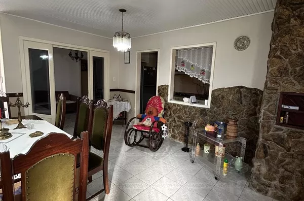 CASA DE TRÊS DORMITÓRIOS, COM MUITO PÁTIO E  BEM LOCALIZADO