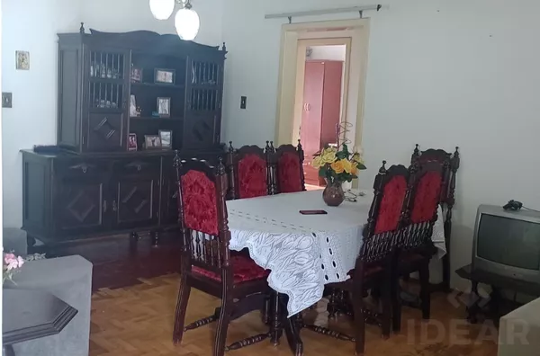 AMPLA CASA, COM EXCELENTE LOCALIZAÇÃO E COM PÁTIO NOS FUNDOS