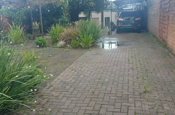 TERRENO BEM LOCALIZADO, COM ÁREA ESPORTIVA EM FRENTE