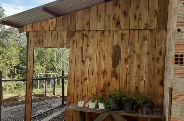CASA ESTILO RÚSTICO EM MEIO A ÁREA VERDE, EM CERRO ALEGRE ALTO