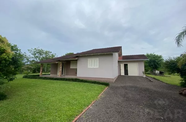 ÁREA DE LAZER E AMPLA CASA, COM ÁREA DE PLANTIO E AÇUDE