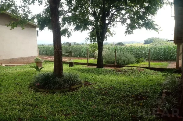 DUAS CASAS INDEPENDENTES, EM TERRENO TODO CERCADO