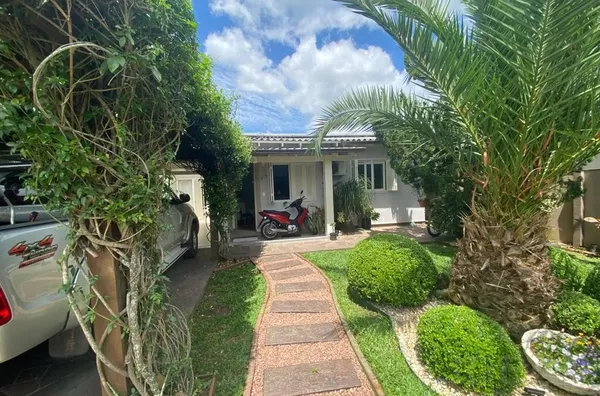 CASA COM EXCELENTE ACABAMENTO. PISCINA E QUIOSQUE. TUDO DE BOM!