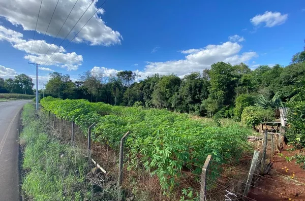CHÁCARA DE 106m DE FRENTE PARA O ASFALTO, COM CASA MISTA
