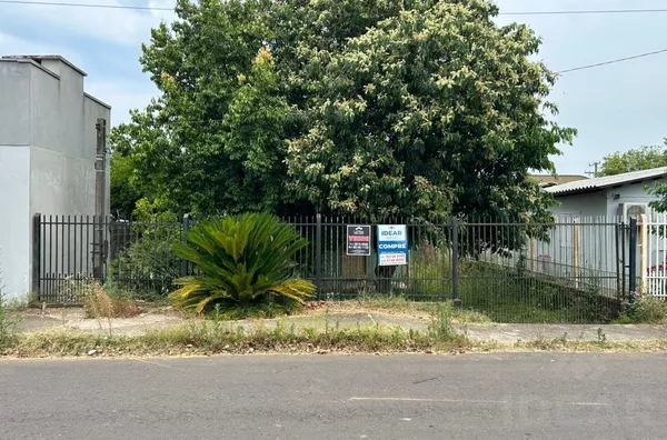 TERRENO BEM LOCALIZADO, COM FRENTE ASFÁLTICO E TODO CERCADO