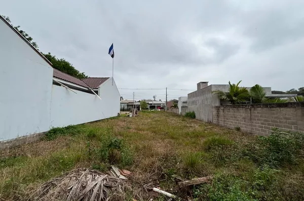 TERRENO BEM LOCALIZADO E PRATICAMENTE TODO MURADO