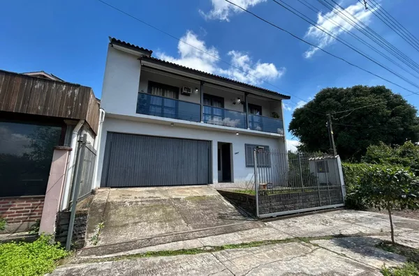 CASA DE 2 PISOS, COM PISCINA E EM EXCELENTE LOCALIZAÇÃO. 