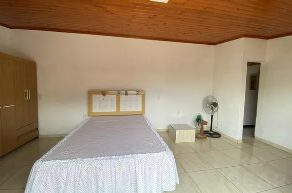 LINDA CASA COM QUIOSQUE E ESPAÇO PARA INSTALAR A PISCINA DE SEUS SONHOS