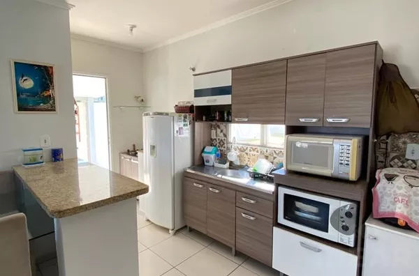 COM 2 DORMITÓRIOS, QUIOSQUE E PÁTIOS NA FRENTE E FUNDOS