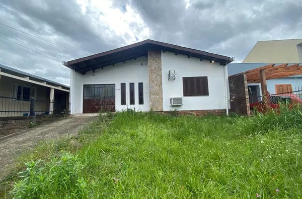 CASA DE 185m² EM TERRENO ALTO E PÁTIOS NA FRENTE E FUNDOS