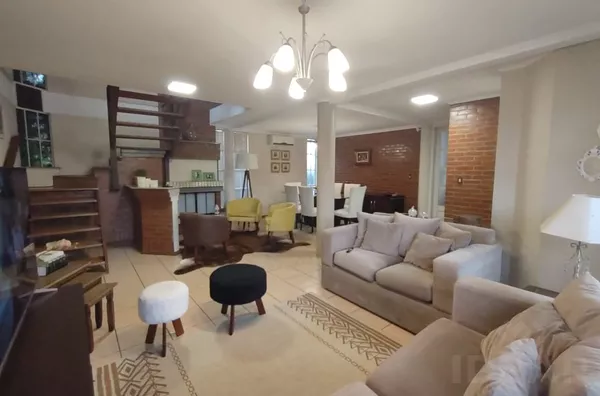 AMPLA CASA REPLETO DE CONFORTO E SOFISTICAÇÃO