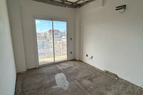 AMBIENTES AMPLOS, MUITO BEM LOCALIZADO E LINDA VISÃO DA CIDADE - Foto 9