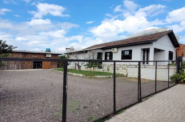 CASA AMPLA, QUIOSQUE INDEPENDENTE E MUITO PÁTIO PARA 