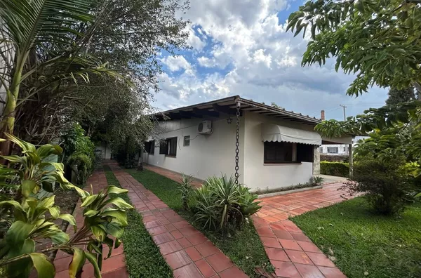 AMPLA CASA DE 4 DORMITÓRIOS E VAGA PARA VÁRIOS VEÍCULOS