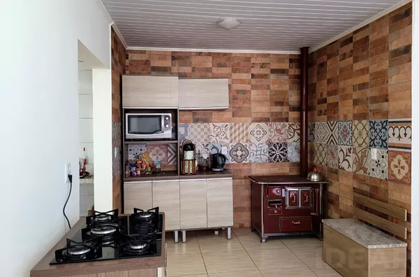 CASA BEM LOCALIZADA COM AMPLOS CÔMODOS E MUITO PÁTIO