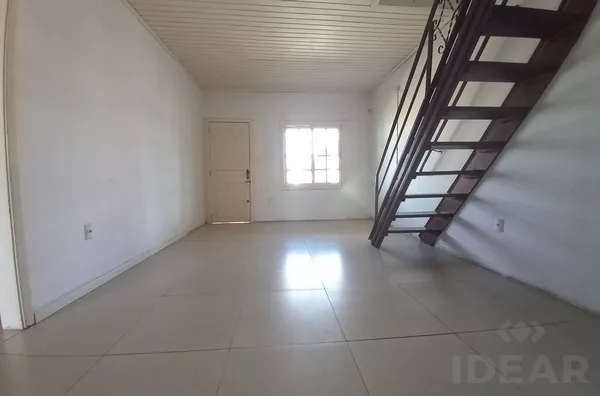 CASA DE DOIS PISOS, PISCINA E EXCELENTE LOCALIZAÇÃO