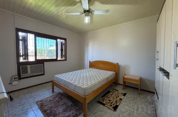 CASA BEM LOCALIZADA, COM PISCINA E AMPLOS CÔMODOS