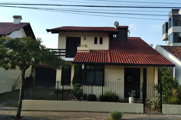 CASA DE 2 PISOS, COM 3 QUARTOS (1 suíte) A POUCO MINUTOS DO CENTRO - Foto 1