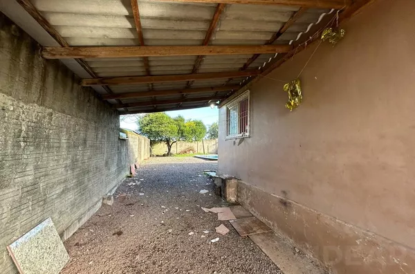 CASA DE 46m², PISCINA E TODA MURADA PARA SEGURANÇA DA FAMÍLIA