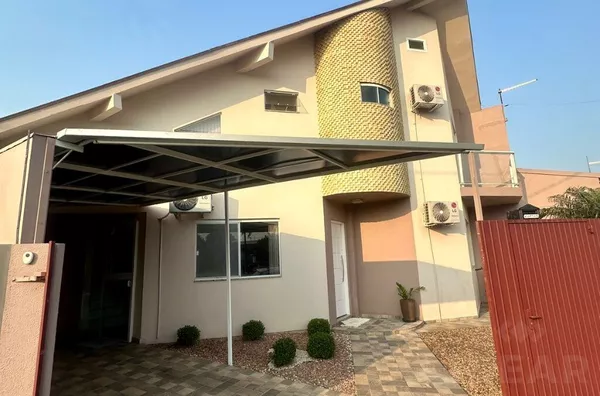 CASA DE 2 PISOS, PISCINA E MUITO ESPAÇO PARA A FAMÍLIA