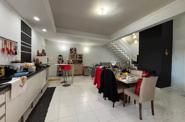 CASA DE 2 PISOS COM TERRAÇO/VARANDA PARA O DESFRUTE DA FAMÍLIA