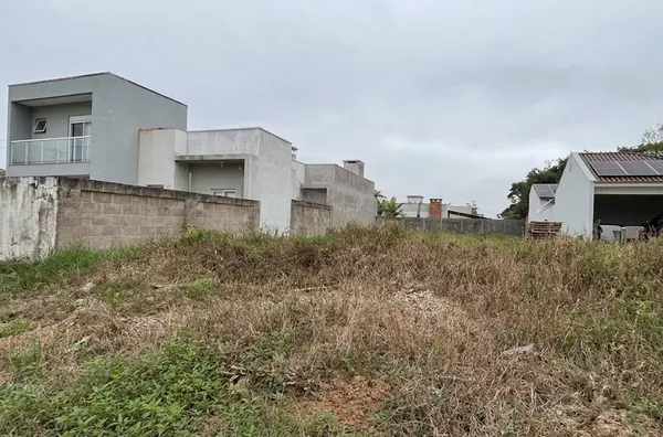 TERRENO BEM LOCALIZADO E PRATICAMENTE TODO MURADO