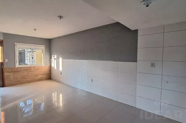 SOBRADO DE 2 DORMITÓRIOS, CHURRASQUEIRA E ÓTIMA LOCALIZAÇÃO