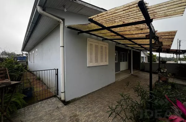 CASA AMPLA, COM PÁTIO DE FUNDOS E ÓTIMA LOCALIZAÇÃO