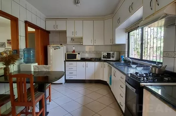 LINDA RESIDENCIA, COM MUITO VERDE, CONFORTO E ESPAÇO PARA TODOS