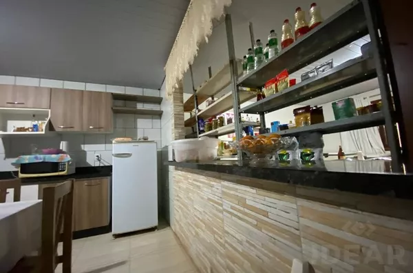 ÓTIMO PONTO PARA COMÉRCIO E CASA COM GRANDES CÔMODOS, 3 DORMITÓRIOS E PÁTIO NA LATERAL 