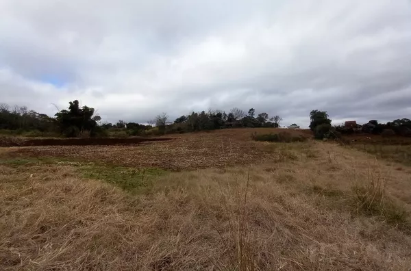 PAVILHÃO DE 170m² E UMA CASA DE 120m² COM MUITA ÁREA DE LAZER