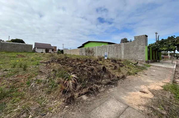 SUA RESIDÊNCIA MUITO BEM LOCALIZADO, COM RUA ASFALTADA E FRENTE PARA ÁREA VERDE