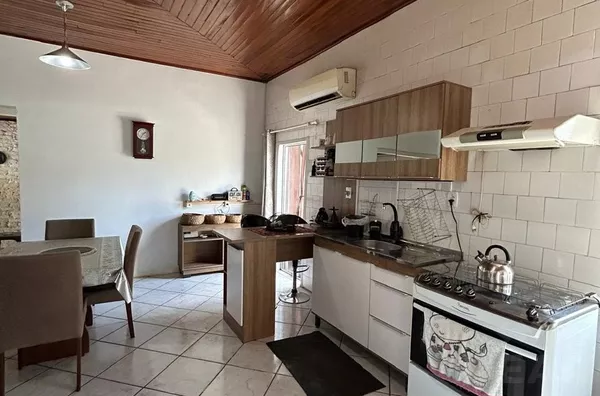  CASA AMPLA E COM PISCINA, NO CENTRO DA CIDADE. VENHA CONHECER!