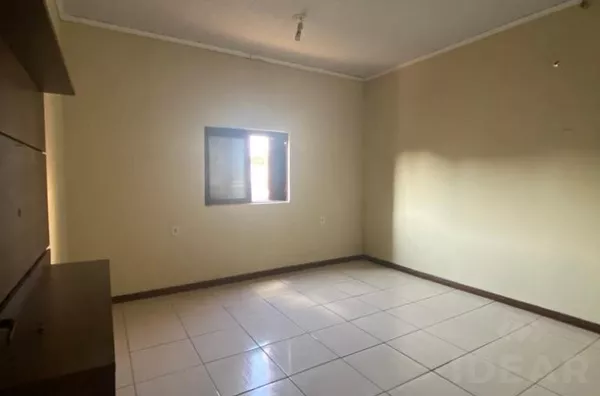 IMÓVEL DE DOIS PISOS, SENDO A BASE COMERCIAL E O SEGUNDO PISO RESIDENCIAL