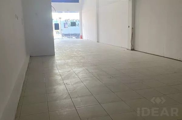 Ampla sala comercial para locação com 130 m2 área construída e  localizado na área central