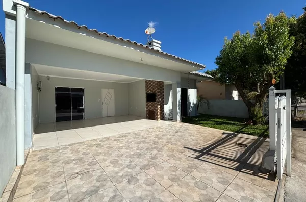 CASA DE 3 DORMITÓRIOS, SENDO 1 SUÍTE E COM QUIOSQUE / PISCINA