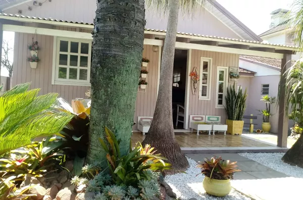 CASA EM EXCELENTE ÁREA RESIDENCIAL, BEM PERTO DA ÁREA COMERCIAL DO BAIRRO GRESSLER