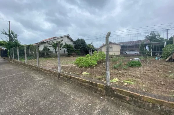 TERRENO DE ESQUINA, ASFALTADO E COM MUITA CIRCULAÇÃO