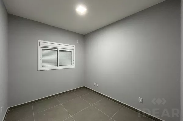 GEMINADO DE 2 DORMITÓRIOS, PÁTIO FRENTE e 7,70m² DE FUNDOS - Foto 4
