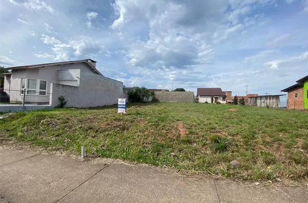 SUA RESIDÊNCIA MUITO BEM LOCALIZADO, COM RUA ASFALTADA E FRENTE PARA ÁREA VERDE